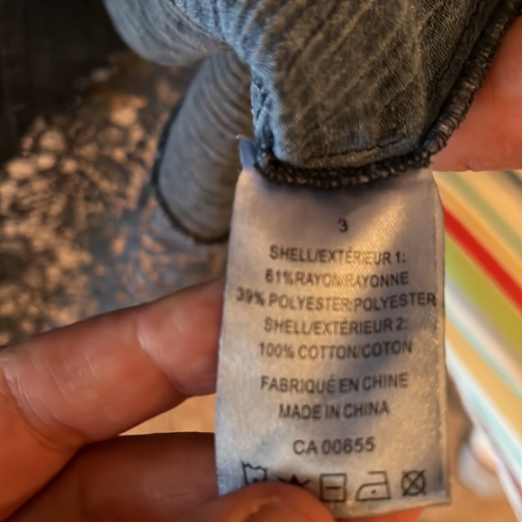 Sleeveless blouse with lace shoulders and back - Picture 3 of 3